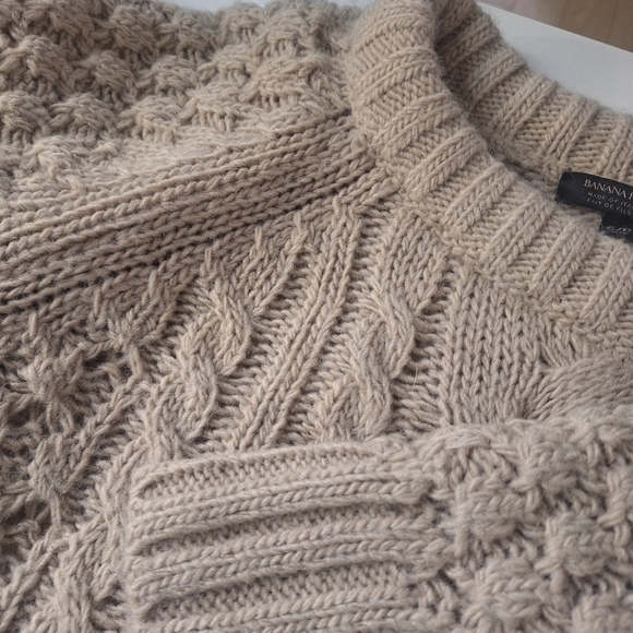 Banana Republic Cream Cable Knit Sweater - Picture 7 of 10